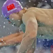 游泳超级杯焦点战：关东天狼队逆转雪域白虎队，客场强势带走胜利。保级形势悄然变化